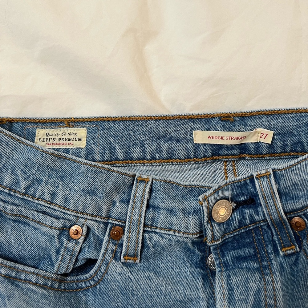Levi’s wedgie straight size 27